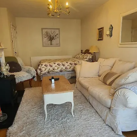 124 ,castlelawn Heights, Headford Road Homestay