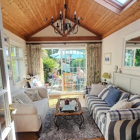124 ,castlelawn Heights, Headford Road Homestay *