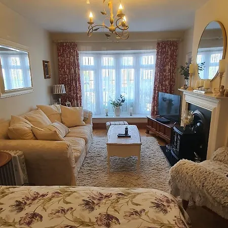 Homestay 124 ,castlelawn Heights, Headford Road Homestay *